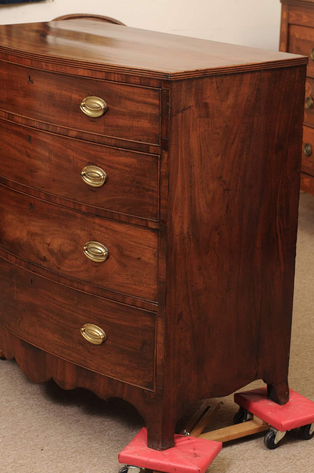 English 19th Century Mahogany Bowfront Chest with reeded edge, Graduated 4 Drawers and Shaped Apron - Image 14