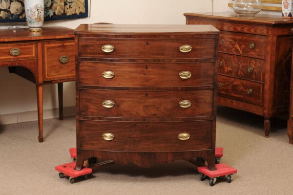 English 19th Century Mahogany Bowfront Chest with reeded edge, Graduated 4 Drawers and Shaped Apron - Image 15