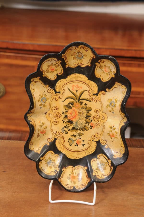 Pair of Victorian Paper Mache Dish Trays with Scallop form - Image 5