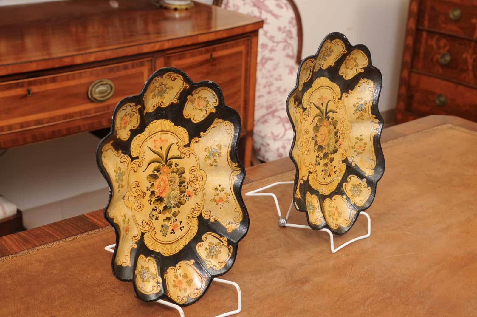Pair of Victorian Paper Mache Dish Trays with Scallop form - Image 7