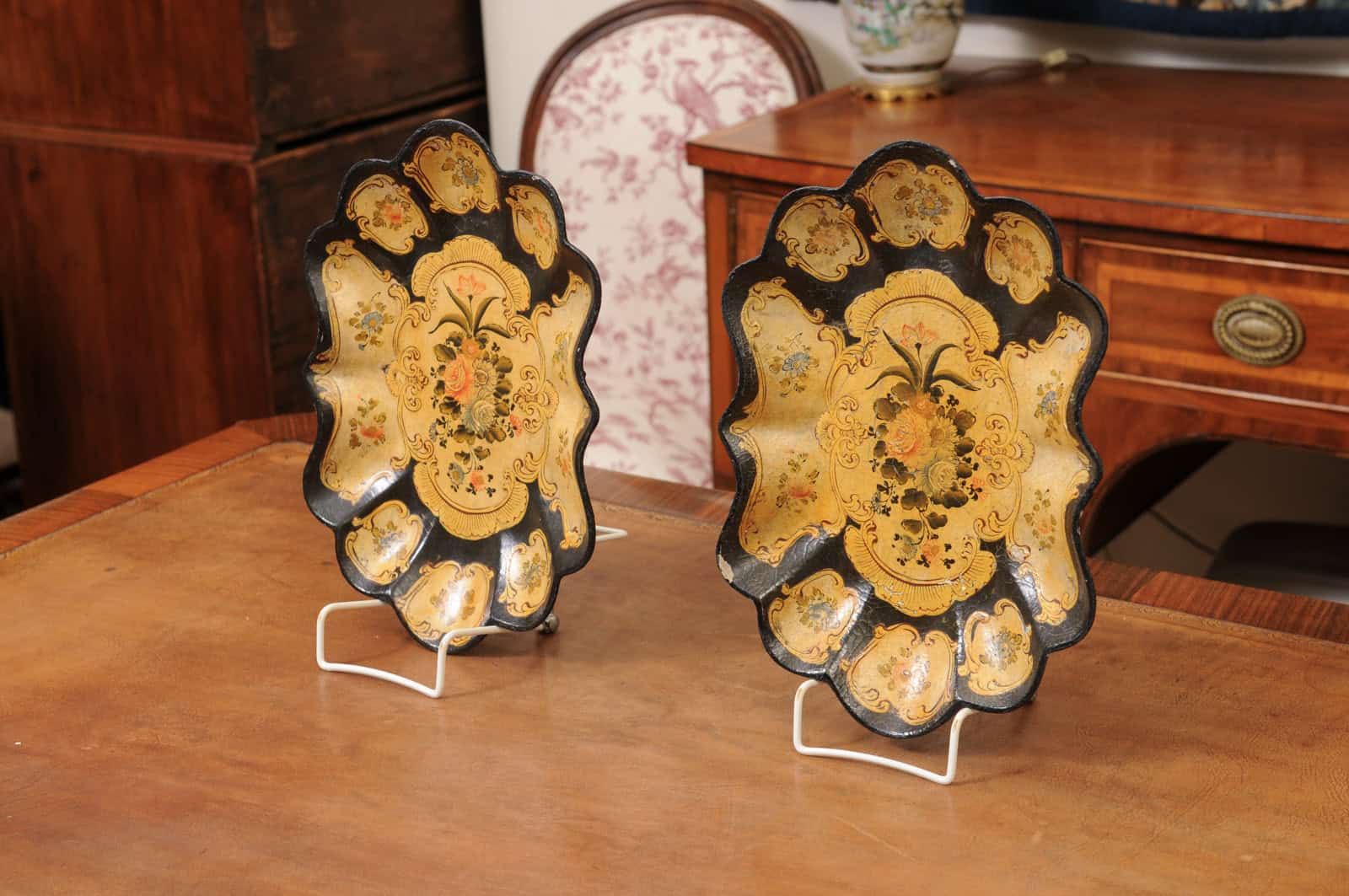 Pair of Victorian Paper Mache Dish Trays with Scallop form - Image 8