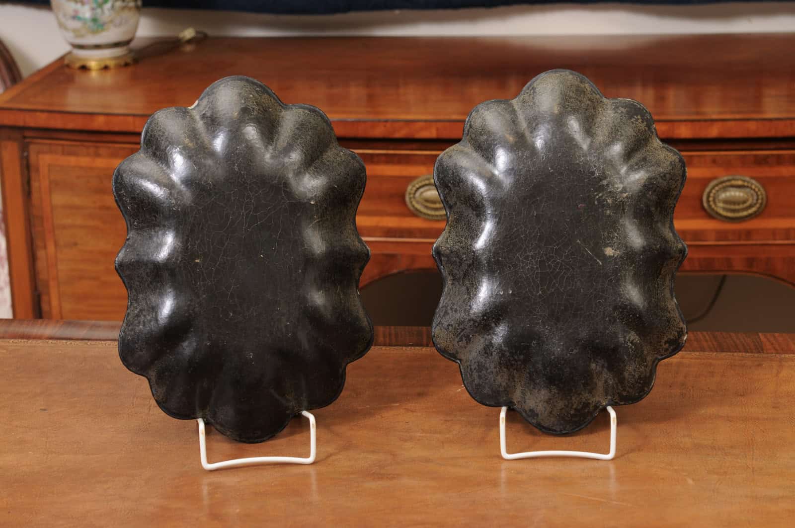 Pair of Victorian Paper Mache Dish Trays with Scallop form - Image 9