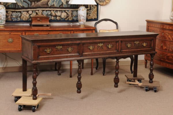 English 18th Century Oak Dresser Base with 3 Drawers and Turned Legs - Image 3