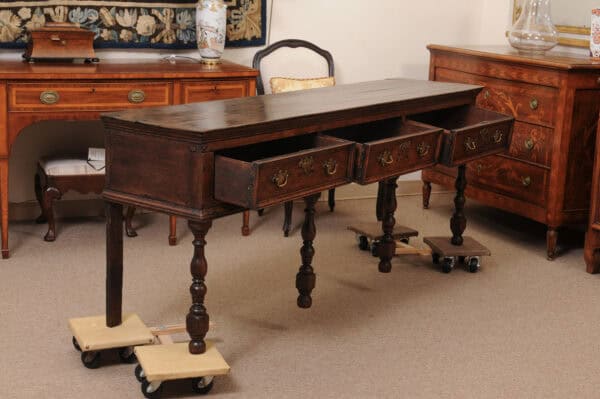 English 18th Century Oak Dresser Base with 3 Drawers and Turned Legs - Image 4