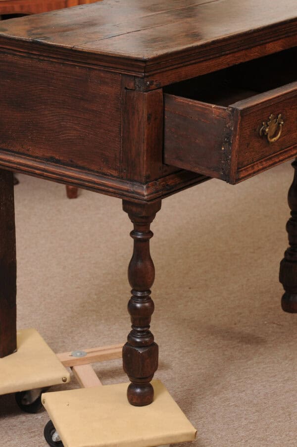 English 18th Century Oak Dresser Base with 3 Drawers and Turned Legs - Image 5