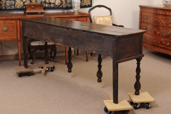 English 18th Century Oak Dresser Base with 3 Drawers and Turned Legs - Image 8