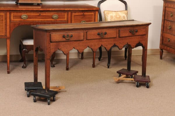 English 19th Century Dresser Base with Shaped Apron and 3 Drawers - Image 3