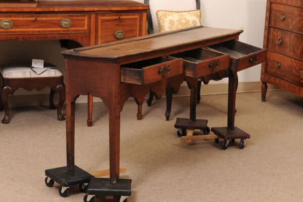 English 19th Century Dresser Base with Shaped Apron and 3 Drawers - Image 4