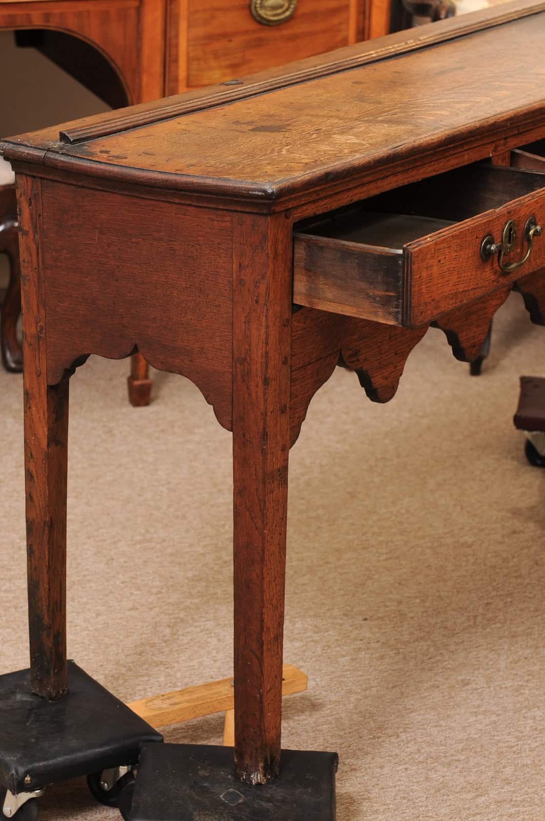 English 19th Century Dresser Base with Shaped Apron and 3 Drawers - Image 5