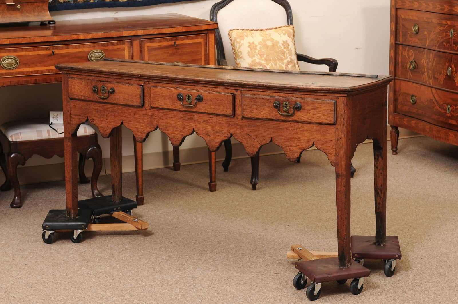 English 19th Century Dresser Base with Shaped Apron and 3 Drawers - Image 12