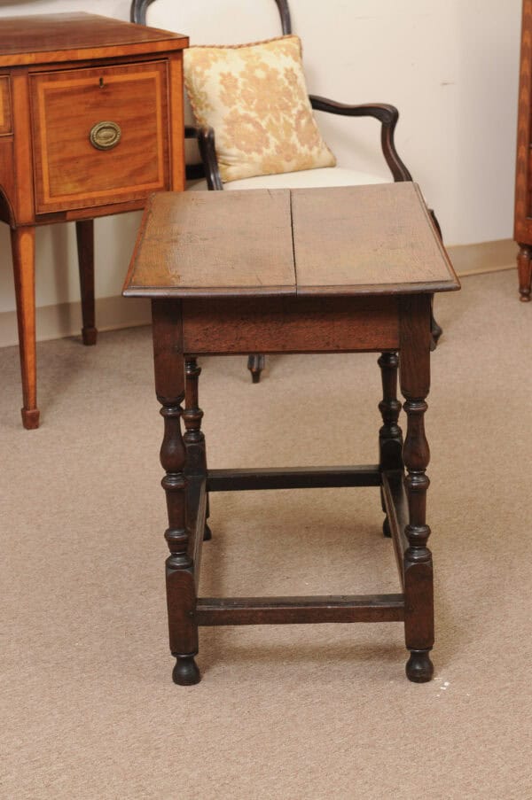 English 18th Century Oak Side Table with Drawer, Turned Legs and Box Stretcher - Image 7
