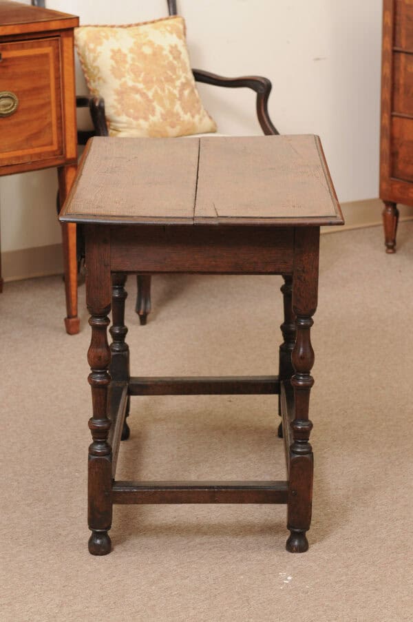 English 18th Century Oak Side Table with Drawer, Turned Legs and Box Stretcher - Image 11